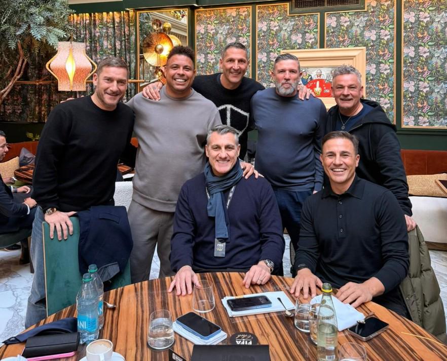 爷青回,维耶里社媒晒与大罗、巴乔、托蒂、卡纳瓦罗等人合照