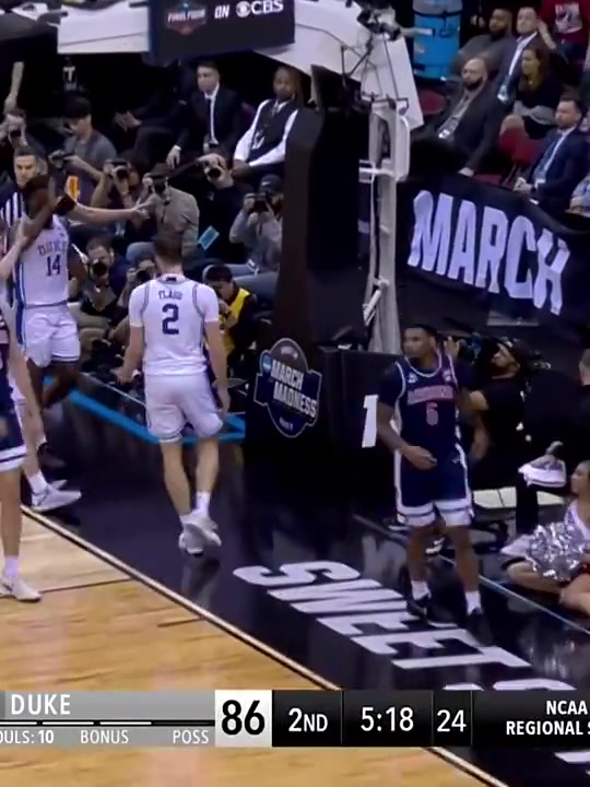 独行侠球迷偷着乐弗拉格旱地拔葱逆天排球大帽身体素质太炸了