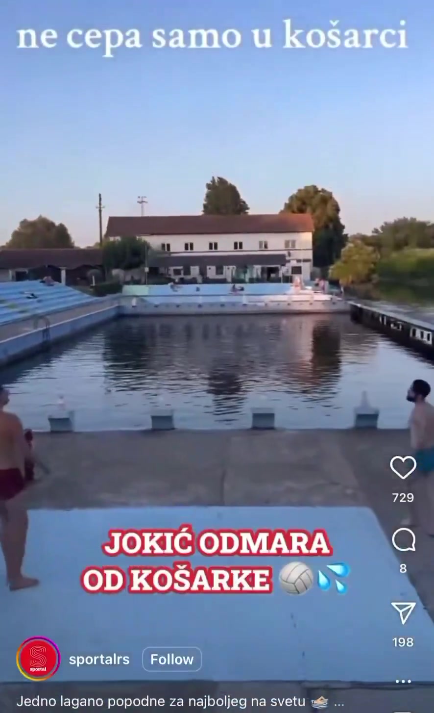 真惬意啊约老师休赛期和小孩们玩起了足排球这体型差