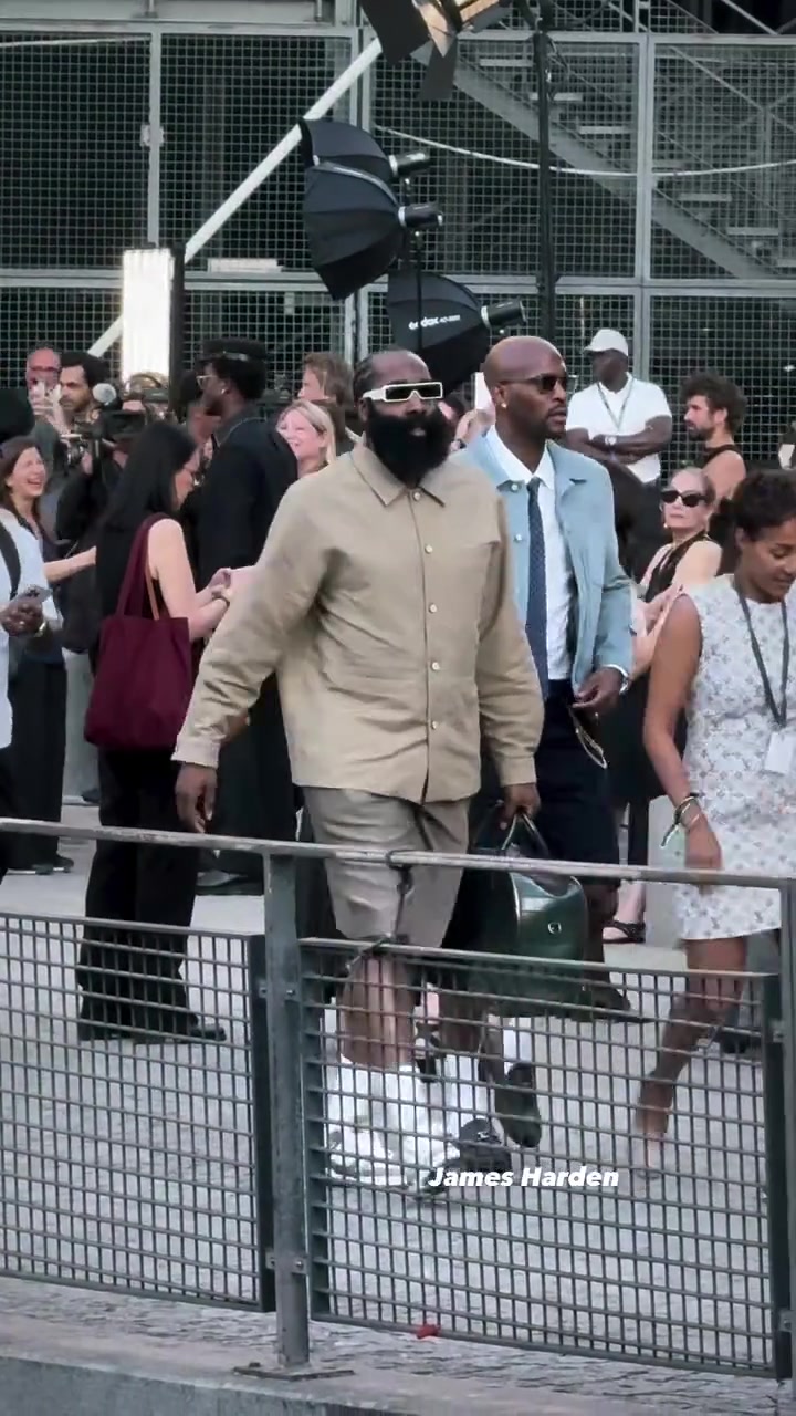 哈登准备参加巴黎时装周活动