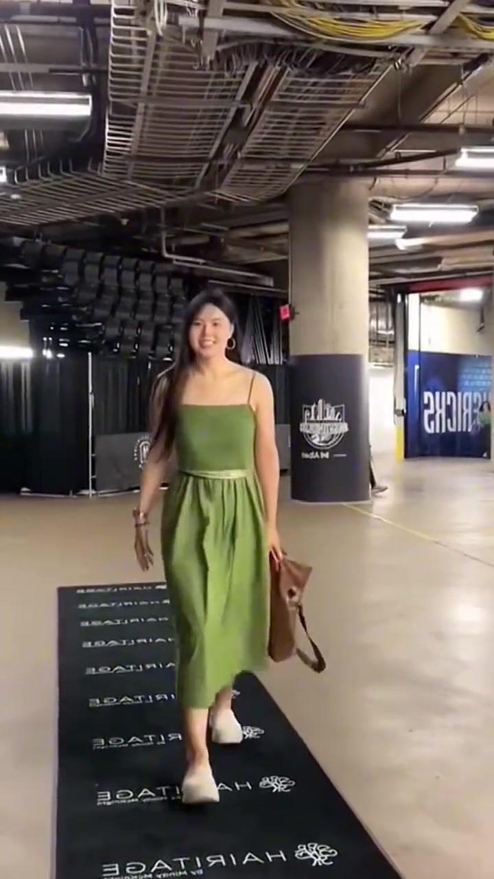 邻家大女孩今天没有李月汝的比赛那就看看小宝最近的穿搭