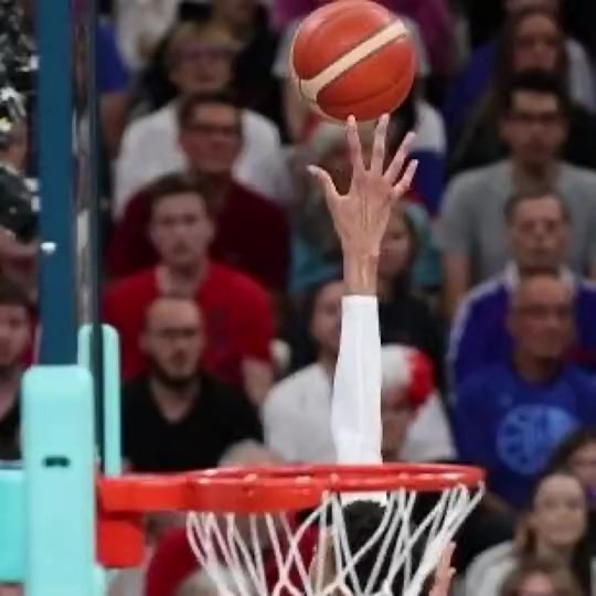 相当恐怖有人拍下文班亚马盖帽的一瞬间几乎大半只手臂都要超框了