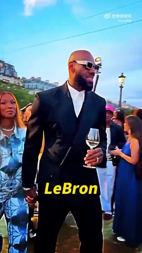 今夏众多球星都去参加巴黎时装秀还是威少穿得最骚