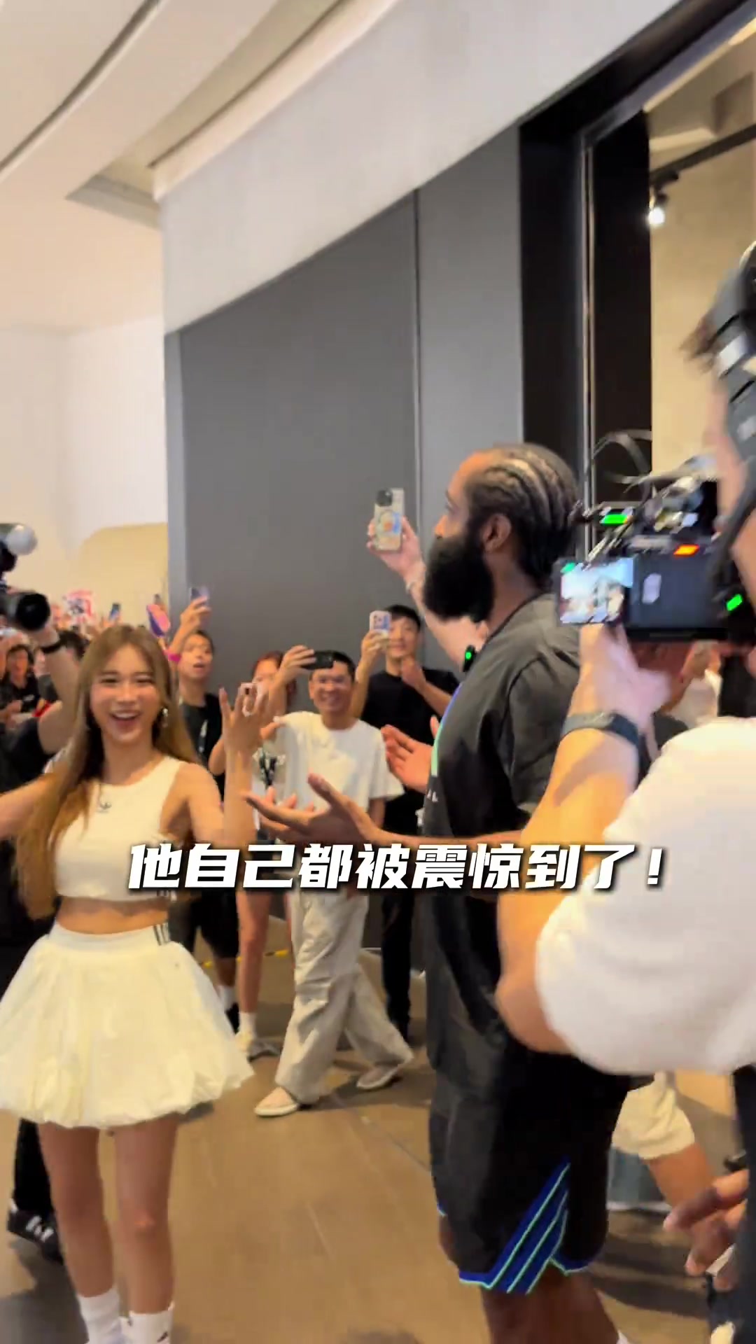 哈登中国行这人气照这架势NBA退役后高低要来CBA打一年