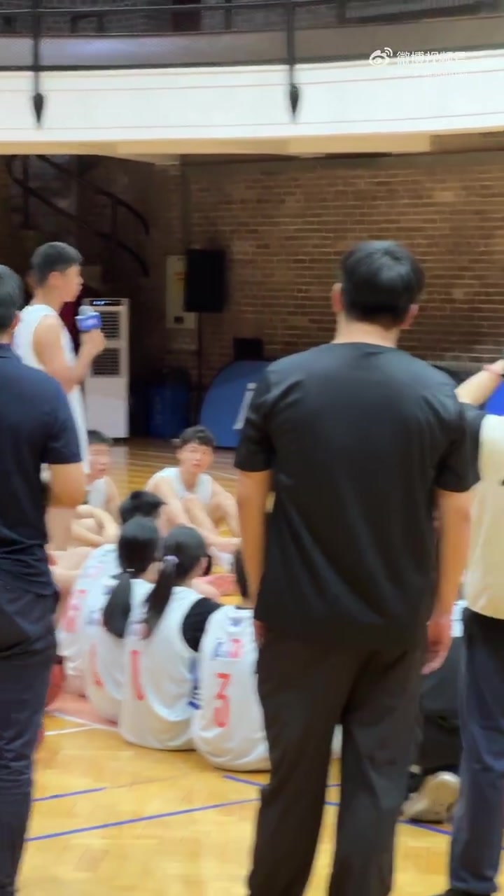 小球员提问爱德华兹你和乔丹单挑谁会赢后者回答当然是我