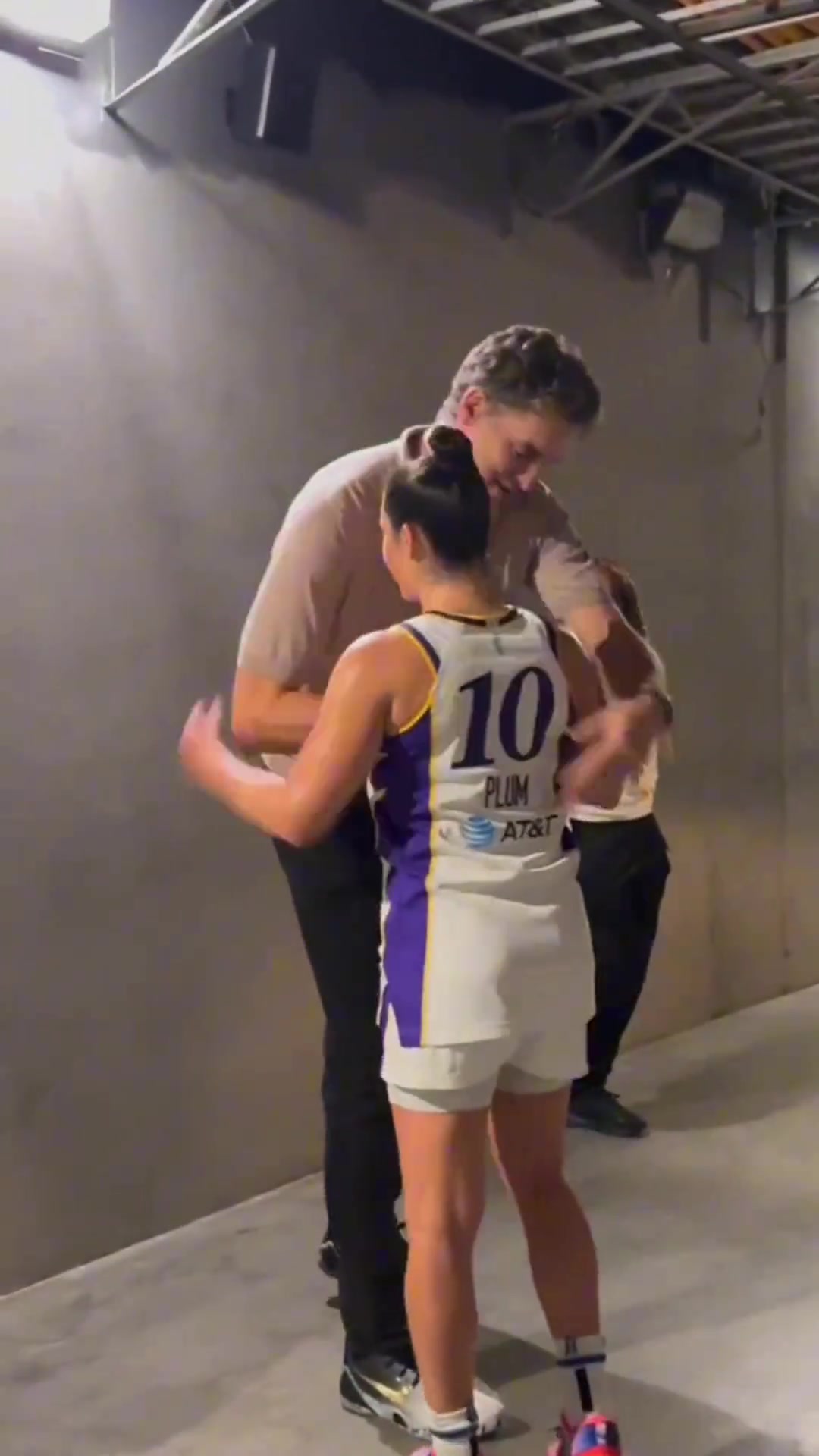 这么一看库里教妹是真高啊火花队众将向大加索尔父女问好