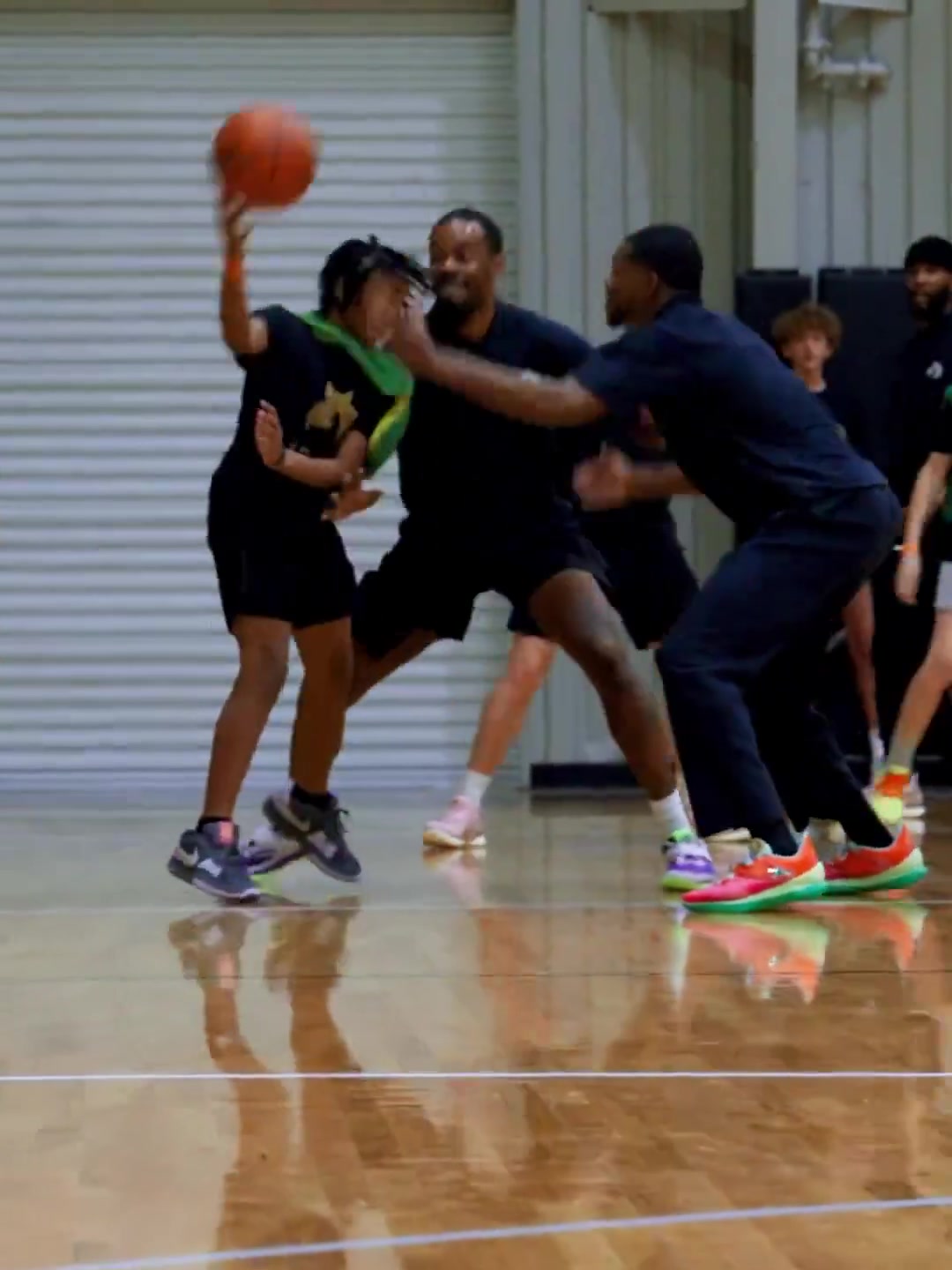 不止有速度福克斯训练营在小球员面前展示空接大风车暴扣