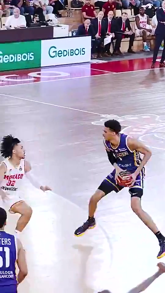 文班亚马这操作简直不要太离谱三分出手后立马就闪现篮下补扣