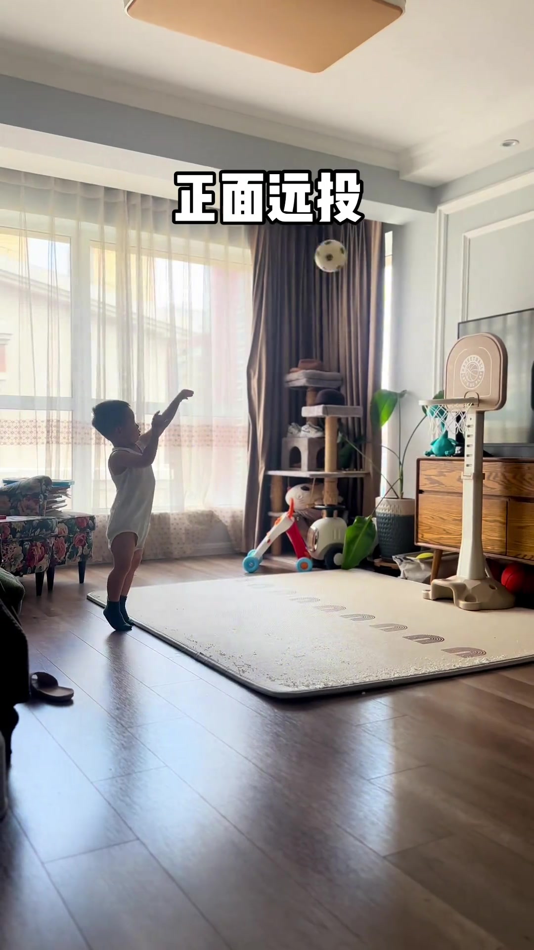 还会扣篮了哈登点赞的2岁幼童打球 这压腕动作太专业了啊