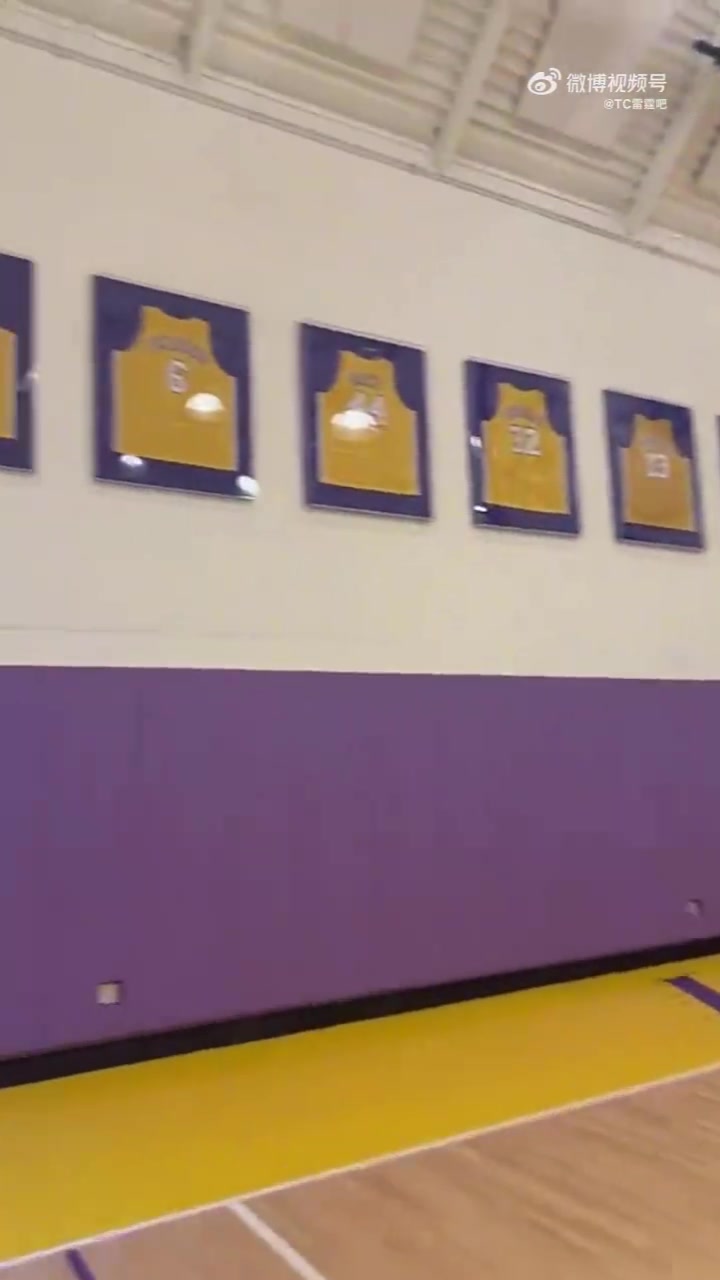 周琦替补VS美国周琦切特与哈腾今天在湖人的训练馆里打单挑