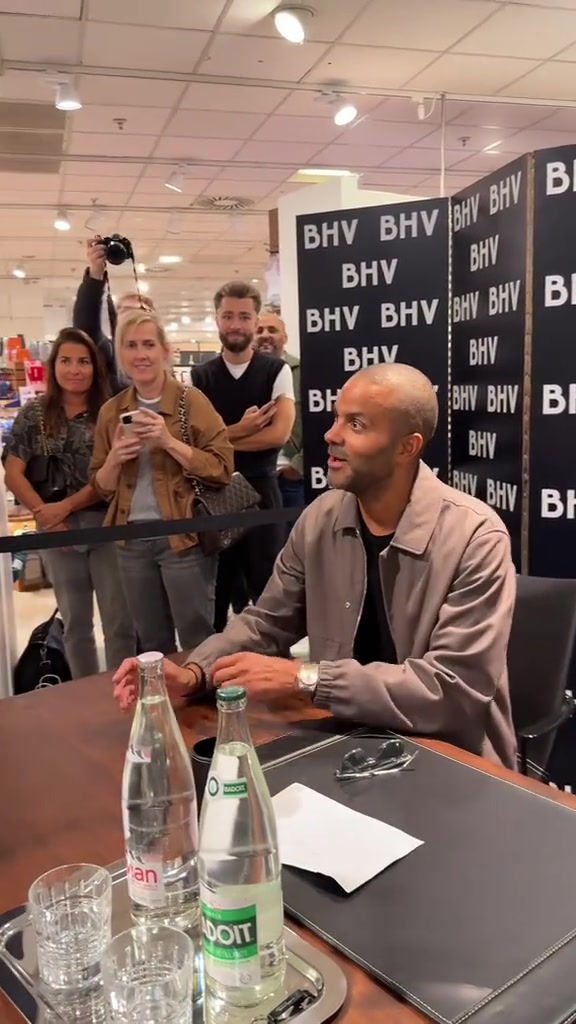 女球迷拿着湖人球衣让马刺名宿帕克签名哭得梨花带雨的
