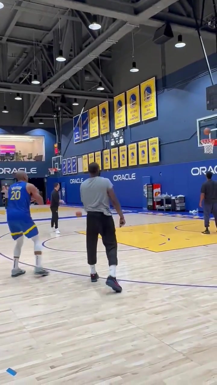 玄冥二老霍福德和追梦一起加练三分 姿势咋还越来越像了