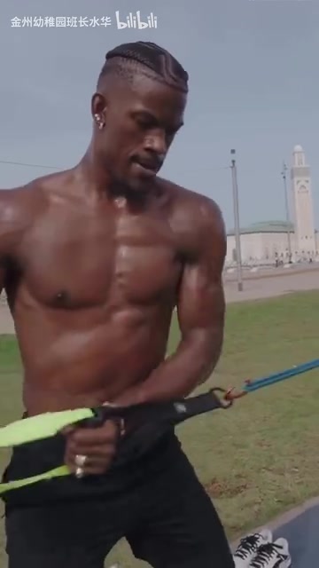 刻苦总有回报一起来感受巴特勒恐怖的核心力量魔鬼筋肉人