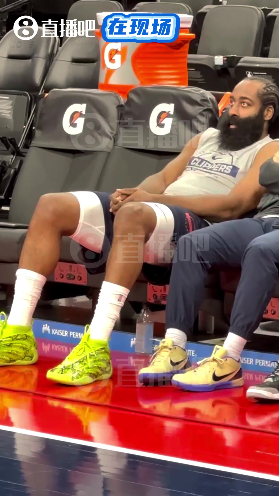 这球鞋配色如何登哥赛前在板凳上瘫着发呆很惬意啊