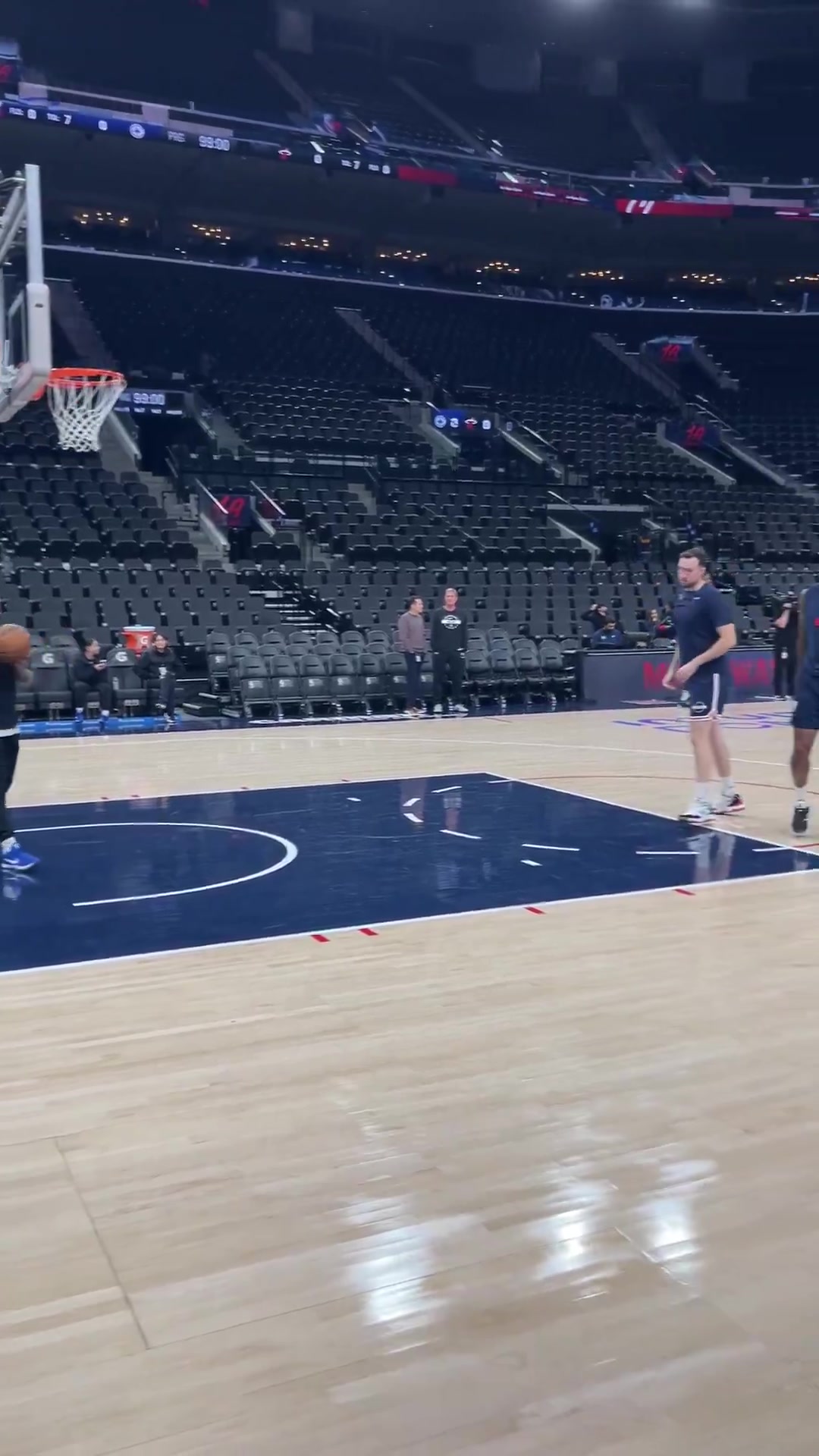 杀手锏莱昂纳德赛前热身练习中距离单打