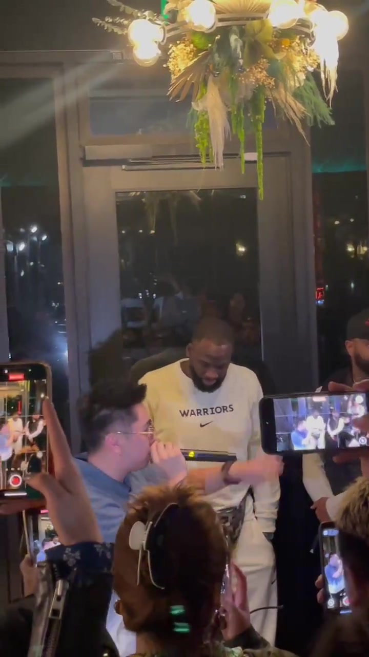 揽佬正在给金州勇士展示中国饶舌技巧