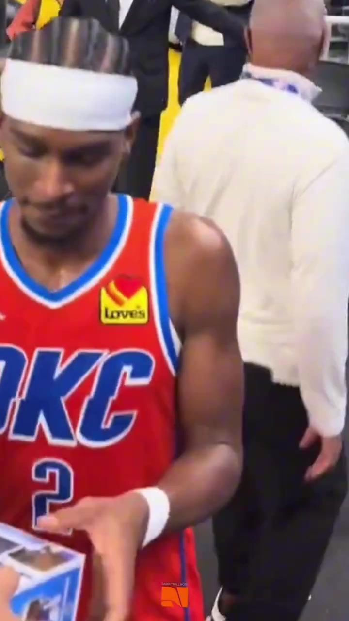 内心强大啊球迷贴脸开大再多点假摔和罚球SGA仍微笑签名