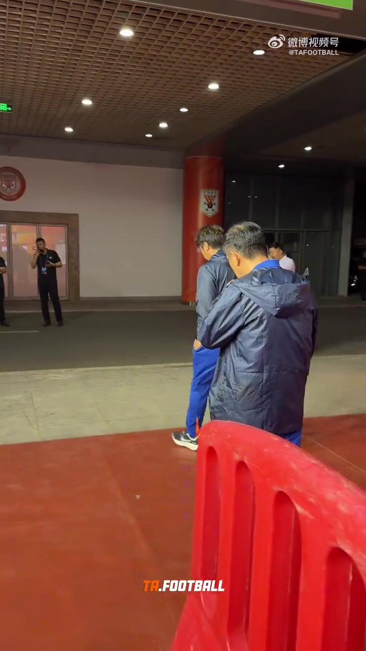 泰山球迷为什么不出席发布会就这么灰溜溜的走了还要脸吗