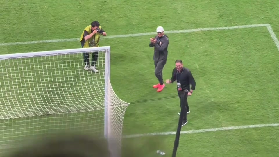 实拍亚泰主帅苏亚雷斯赛后谢场工体再现经典农夫三拳