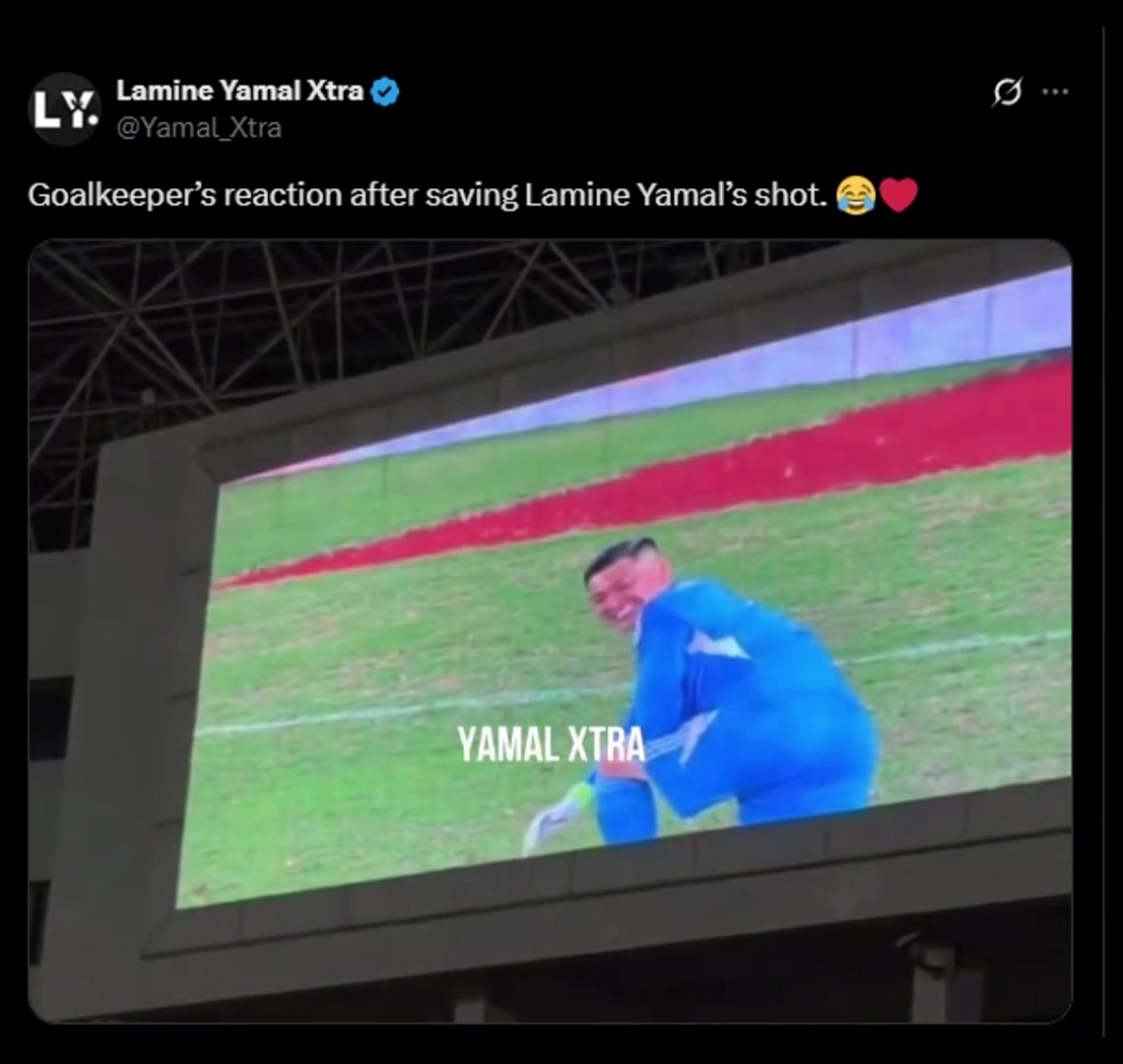 大雷你笑的收敛点国外球迷守门员扑出亚马尔的射门后的反应