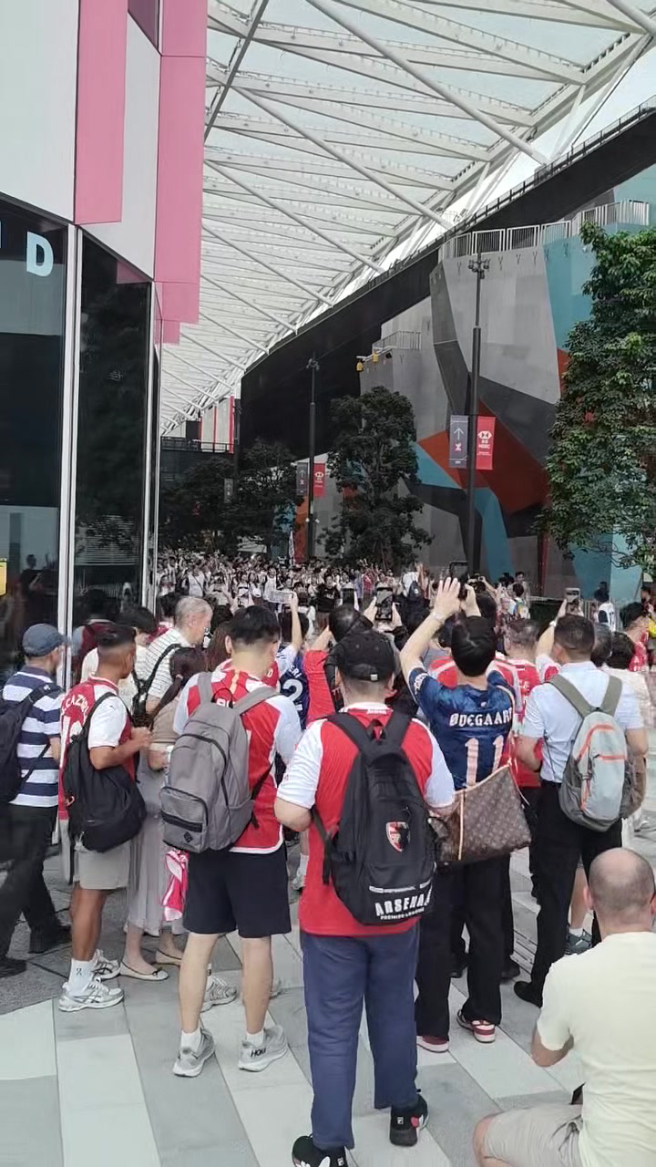 大军压境中国香港场外热刺球迷组团进入球场枪迷送上嘘声