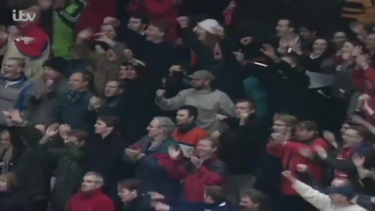 万人迷名场面贝克汉姆淹没在曼联球迷中