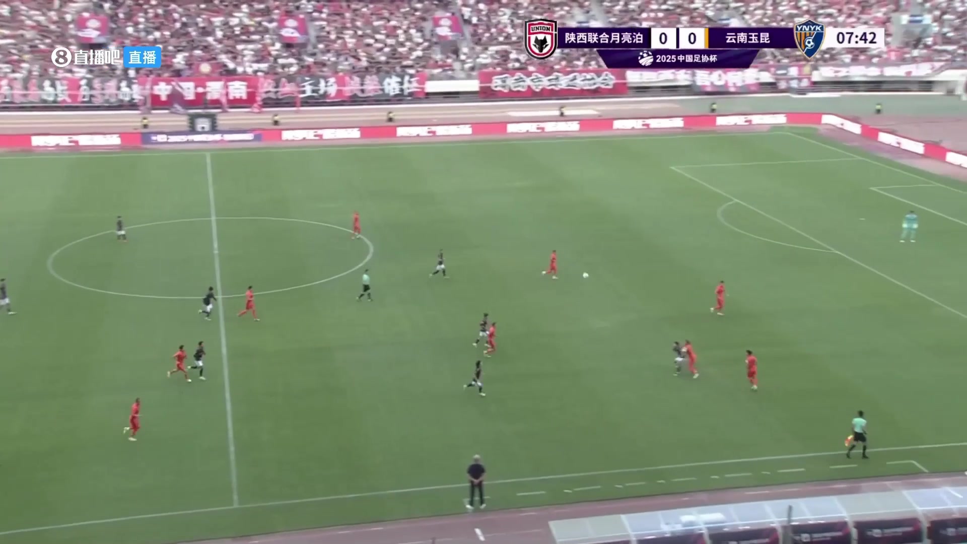 下克上陕西联合球员禁区内低射打偏机会没把握住啊