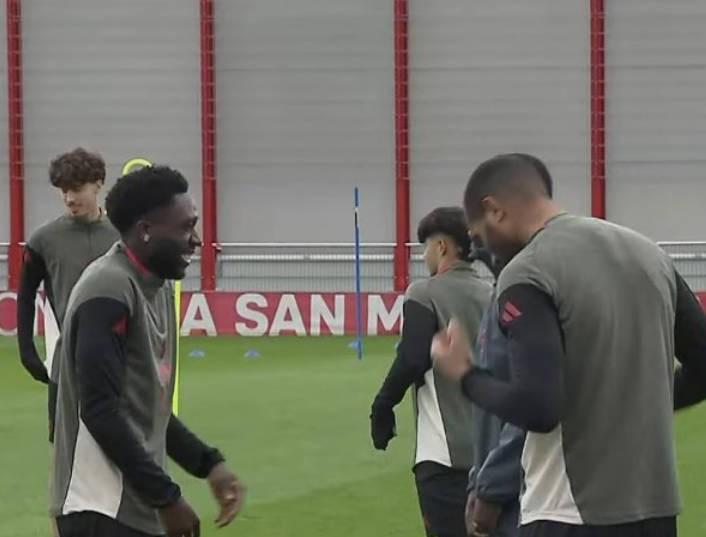 阿方索参加了拜仁的完整合练,德媒:对葡体时他可能短暂出场