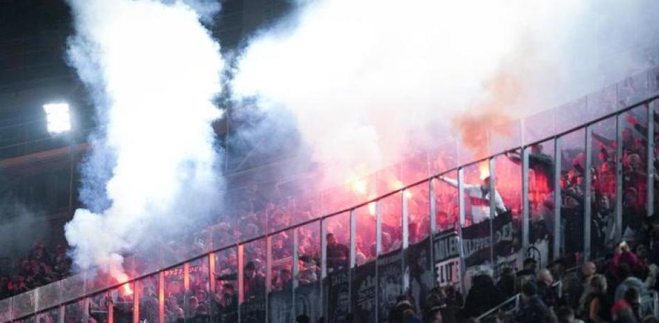 世体:法兰克福球迷在诺坎普制造骚乱,巴萨要求经济赔偿