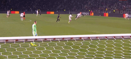 半场:卡拉巴赫1-1阿贾克斯,卡米洛-杜兰破门,多尔贝格扳平