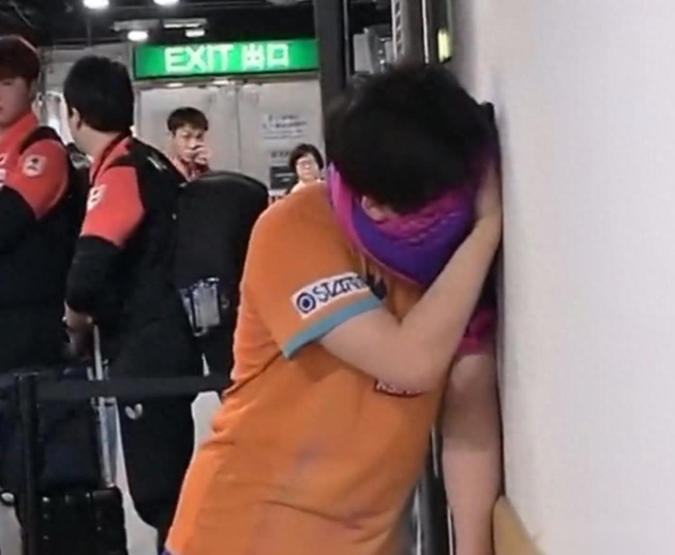 松岛辉空被王楚钦逆转,谁注意赛后?躲在墙角哭泣,没人上前安慰