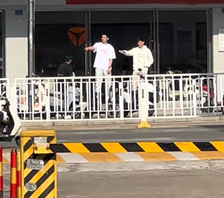 刚打完杯赛王洪泽陈家政速买电瓶车,骑回基地似乎有点不熟练!