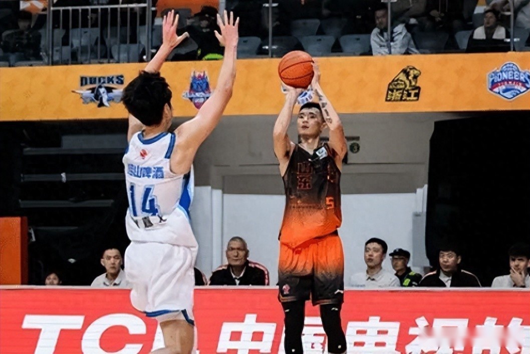 山东杯赛收获两大悍将!谢智杰防守制霸,陈林坚得分篮板全面带动