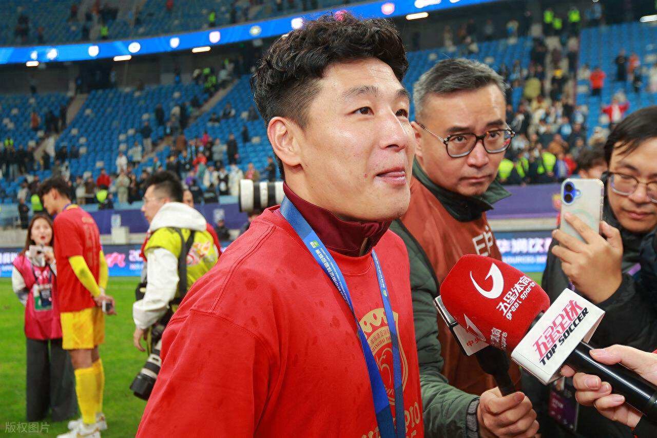 武磊发文回顾2025年!球迷直言他不太容易,希望下赛季能王者归来