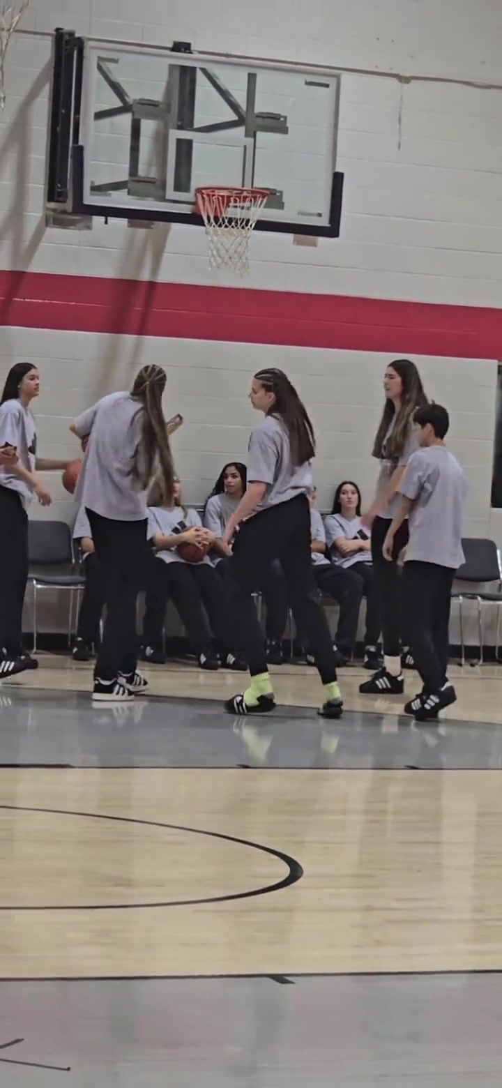 美国女高中生天赋也变态啊半个手掌超篮网这身高臂展真吓人