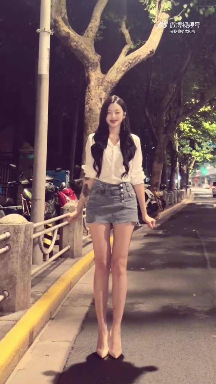 美女主播小太阳一定要挑夜里人少的时候去拍不然很社死