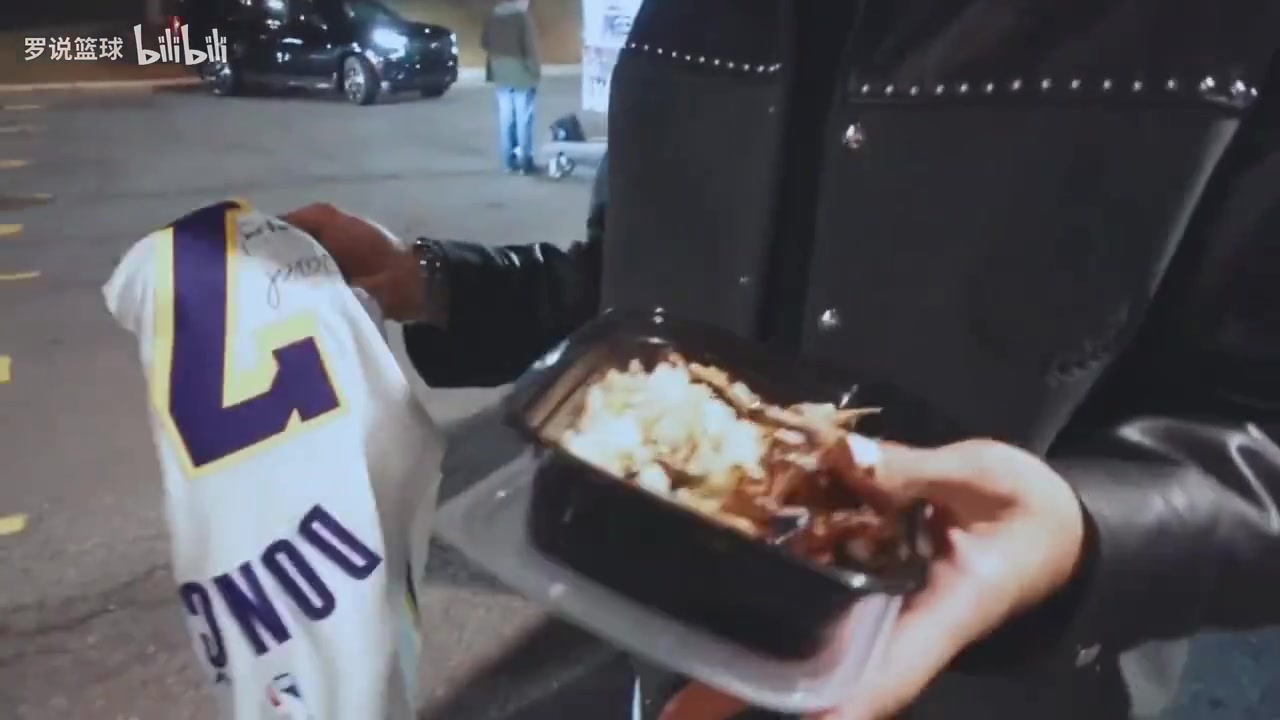 开心了麦凯恩晒东契奇所赠亲穿球衣还是三双之战的汗水味