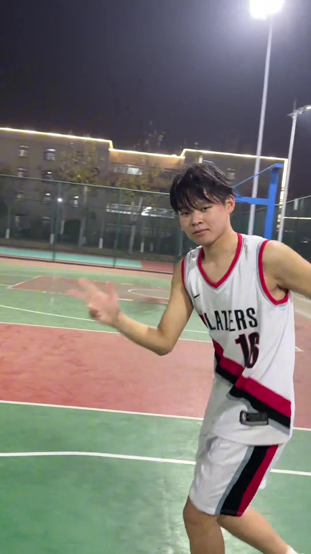 不是哥们你杨瀚林啊国内一位爱好者模仿杨瀚森打球