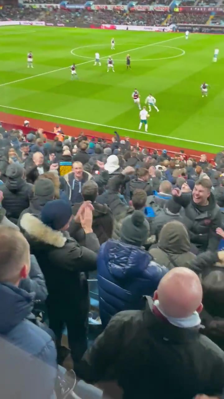 维拉球迷挑衅阿森纳球迷你们的欧冠奖杯在哪里