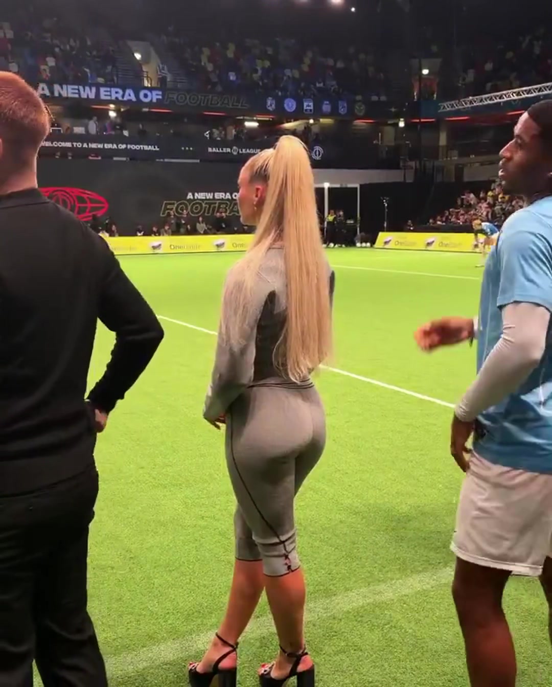 世界最性感女球员艾丽莎穿高跟鞋场边观战