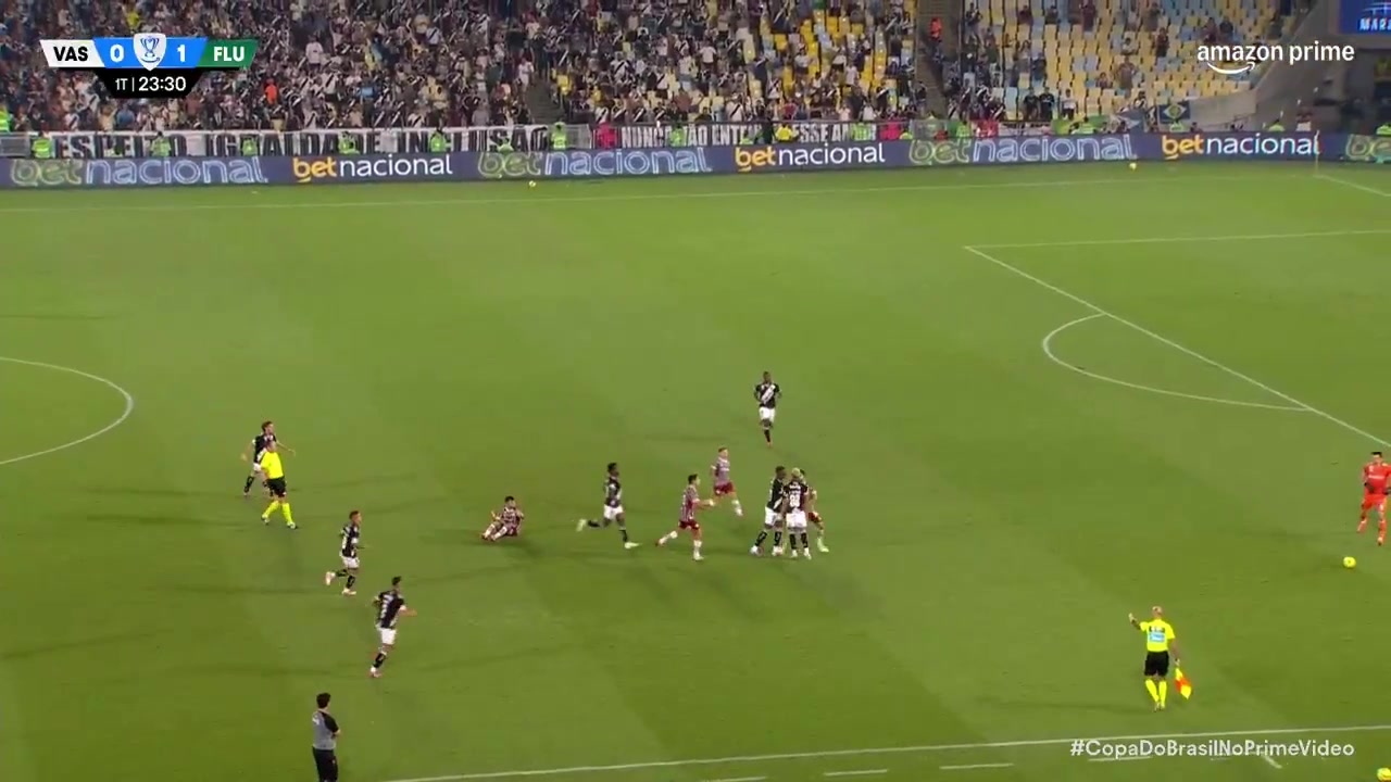 巴西杯赛场球员冲突混战一团主裁判硬是一张牌也没有掏