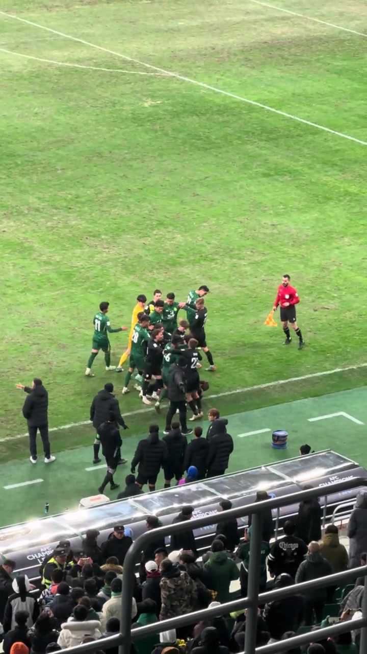 乱成一团实拍伤停补时阶段国安与对手爆发大规模冲突